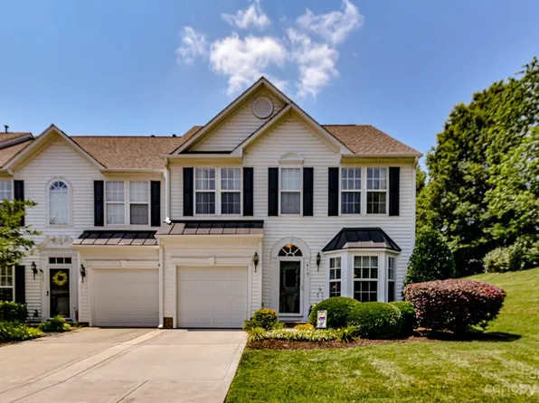 419 Foilage Ct, Lake Wylie, SC 29710
