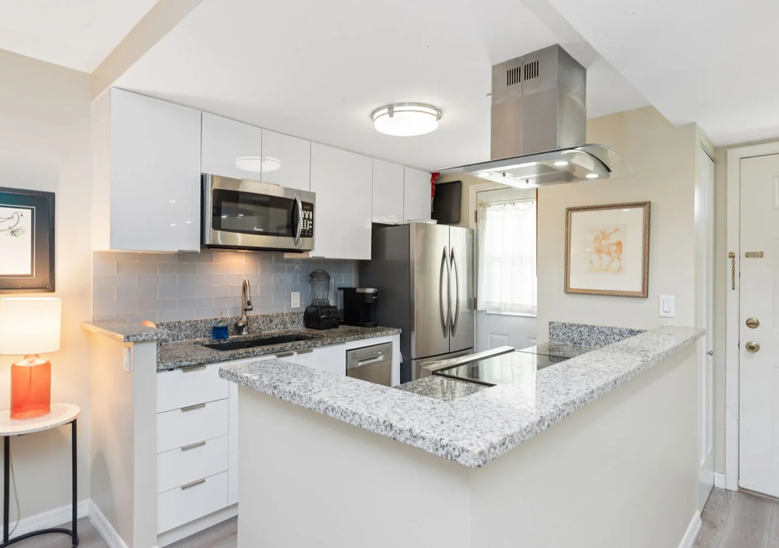 **Walk To The Beach And Downtown Naples**Seasonal Furnished Rental Available** 2 Beds 2 Baths ** — Photo 3