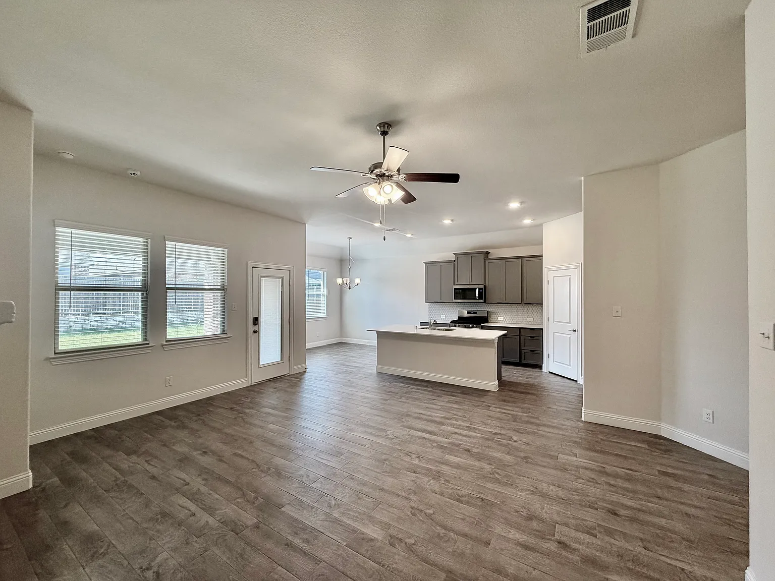 4 bed, 1830 sqft, $2,500 — Photo 3