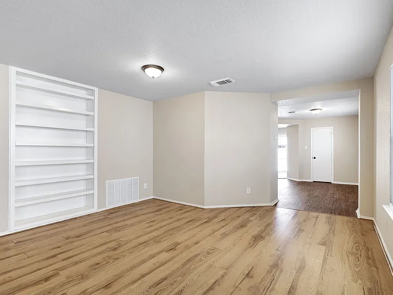 10331 Manor Crk — Photo 6