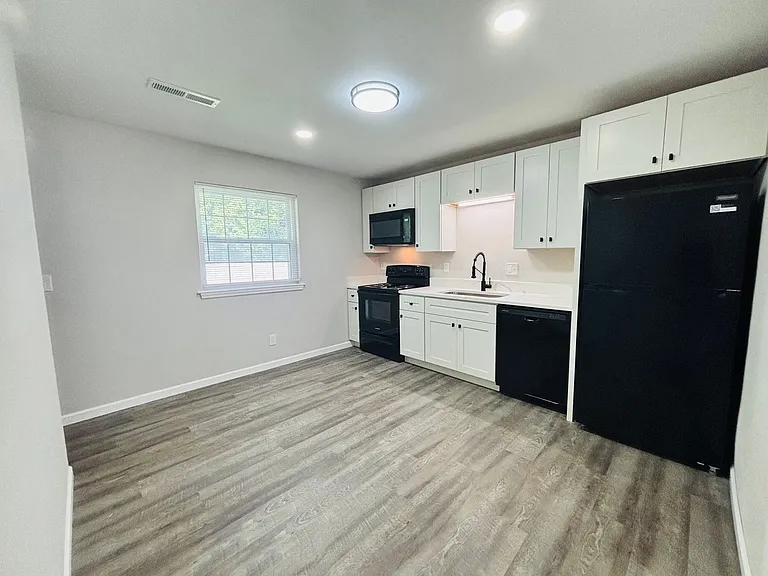 101 N Oak St #11 — Photo 7