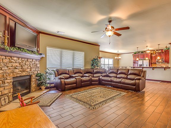 3rd image of 1004 Summer Hill Dr