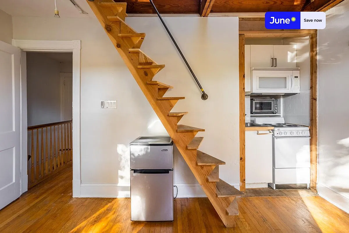 Studio in Columbia Heights on a flexible lease #1591 — Photo 2