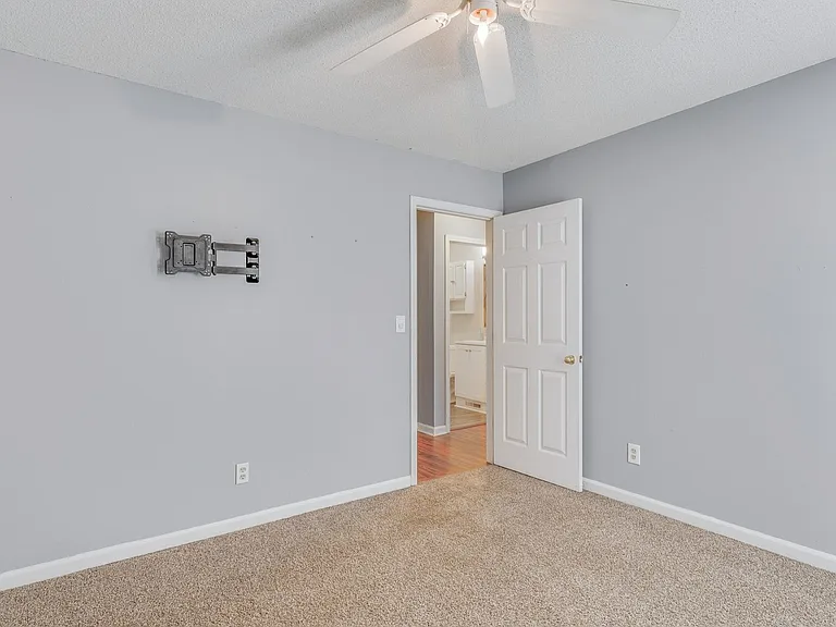 1737 Crestview Dr — Photo 15