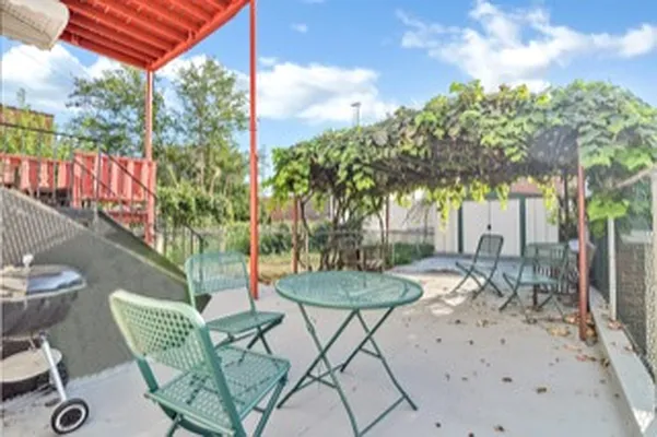 Rented by Halvatzis Realty | media 1