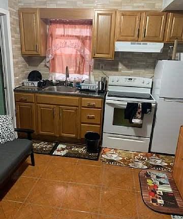 2nd image of 940 E 211th St #1