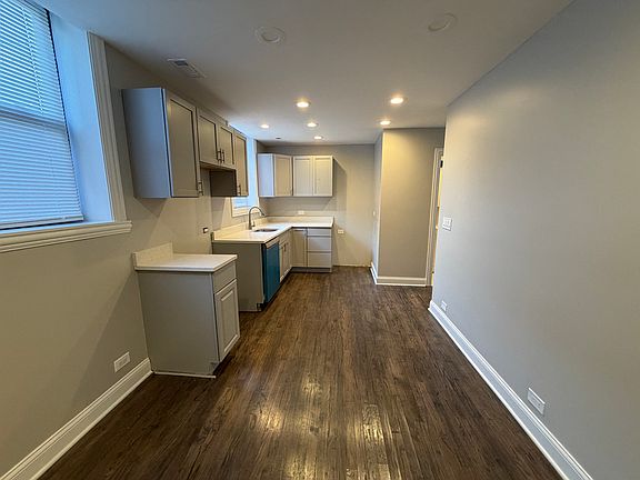 3rd image of 822 W Cuyler Ave #G