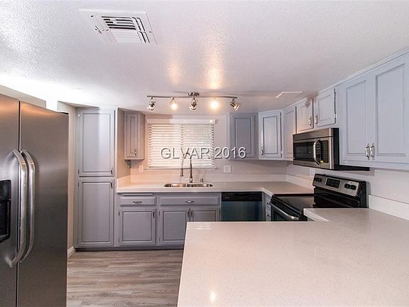 3rd image of 821 Spyglass Ln