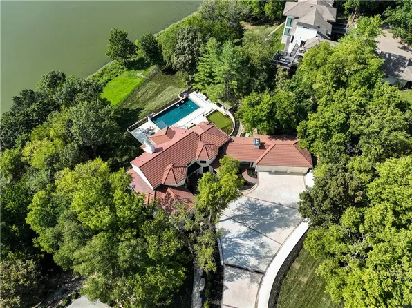 17040 Highland Rdg, Loch Lloyd, MO 64012