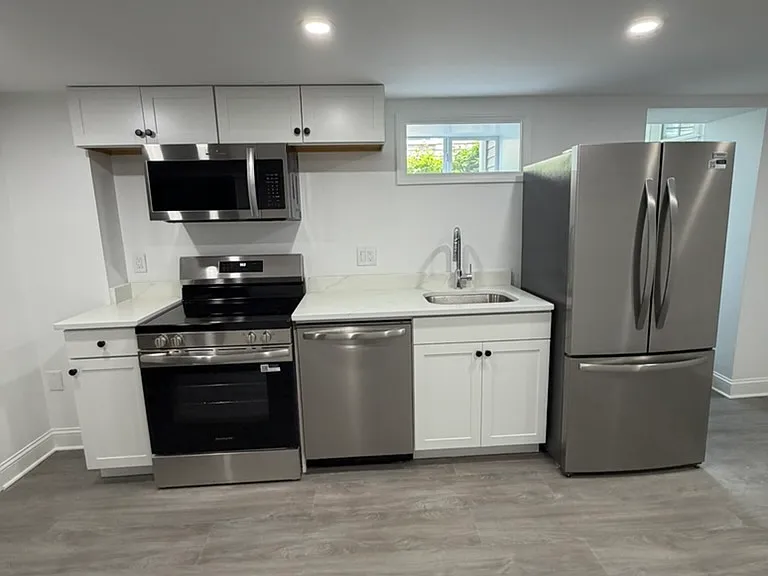 115 Bunker Hill Ln — Photo 2