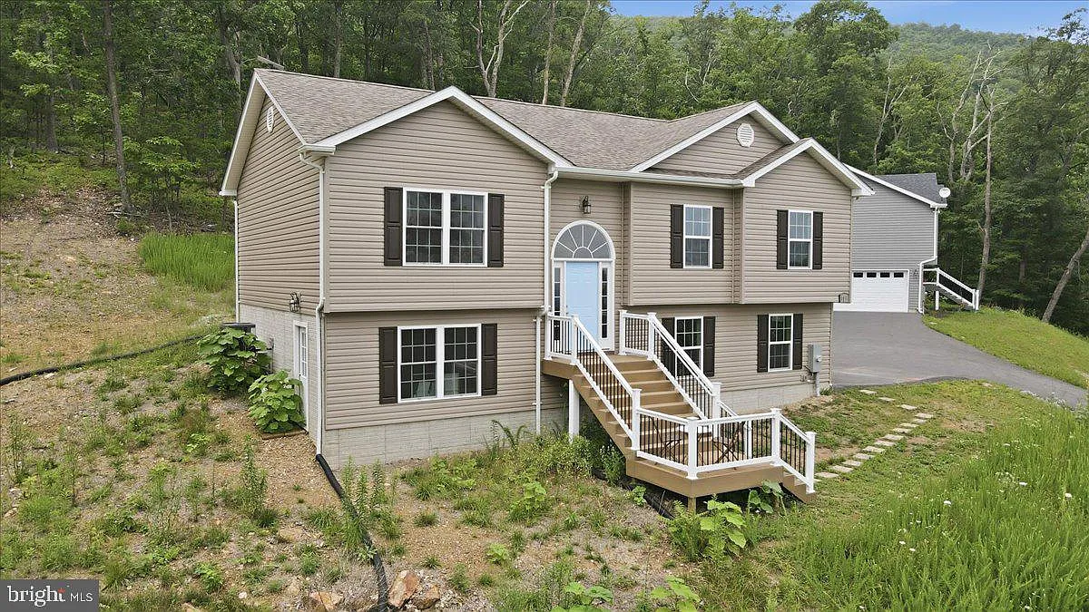 3 bed, 3.0 bath, 1850 sqft, $2,300 — Photo 3