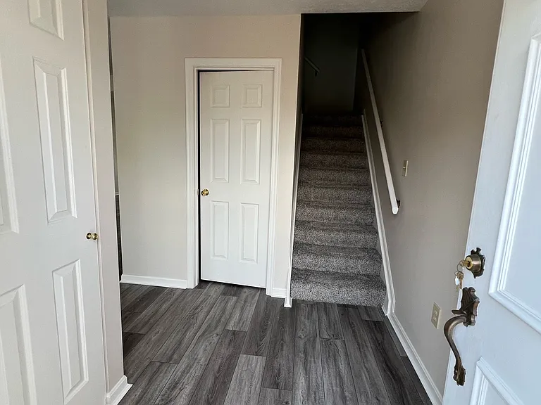 668 S Grand Ave — Photo 4