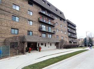 960 S Des Plaines River Rd #207, Des Plaines, IL 60016