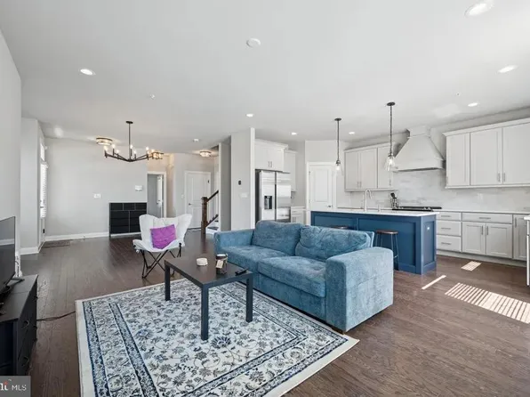 212 Foxhedge Rd, Chalfont, PA 18914