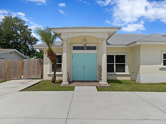 4th image of 220 SE Camino St