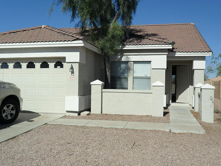 910 E Beth Dr — Photo 1