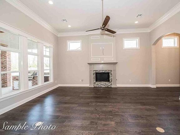 2nd image of 425 Dunvegan Ct
