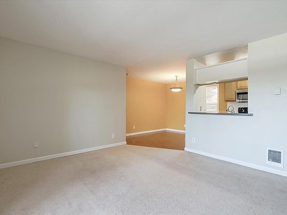 5th image of 725 Essex Ct APT 293