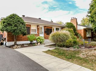 2034 Saunderson Dr #A, Ottawa, ON K1G 2E6