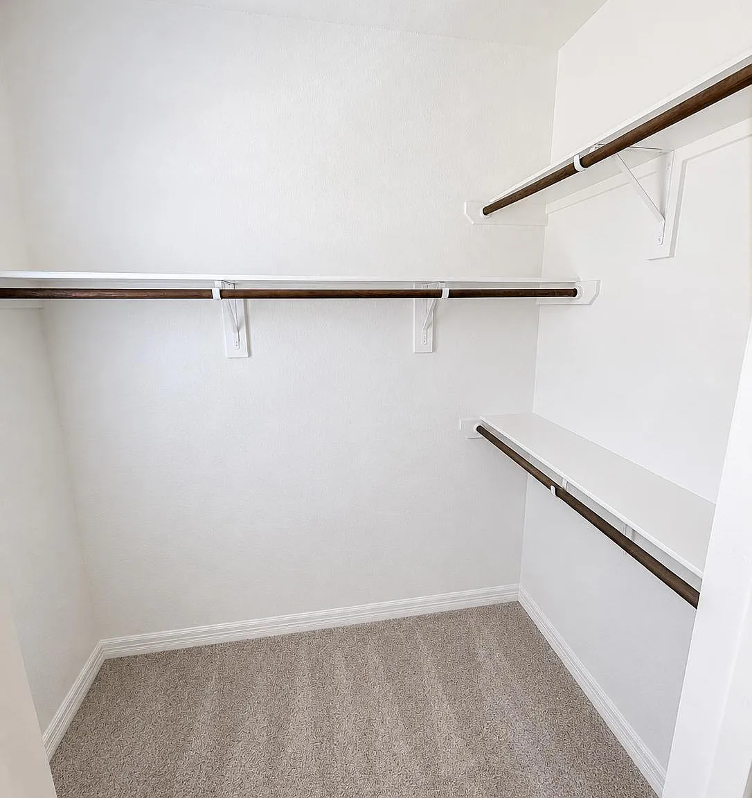3 bed, 3.5 bath, 4122 sqft, $1,594 — Photo 2