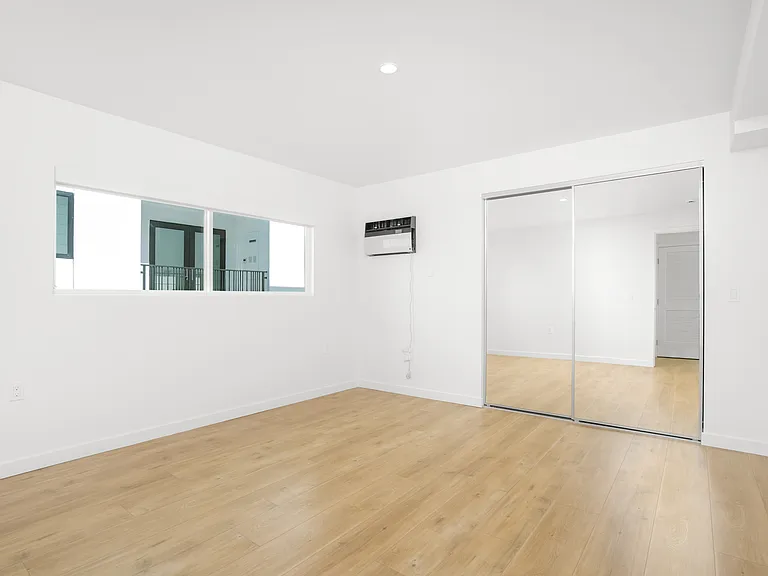 1422 Tamarind Ave — Photo 7