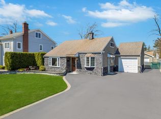 61 Maple St, Islip, NY 11751