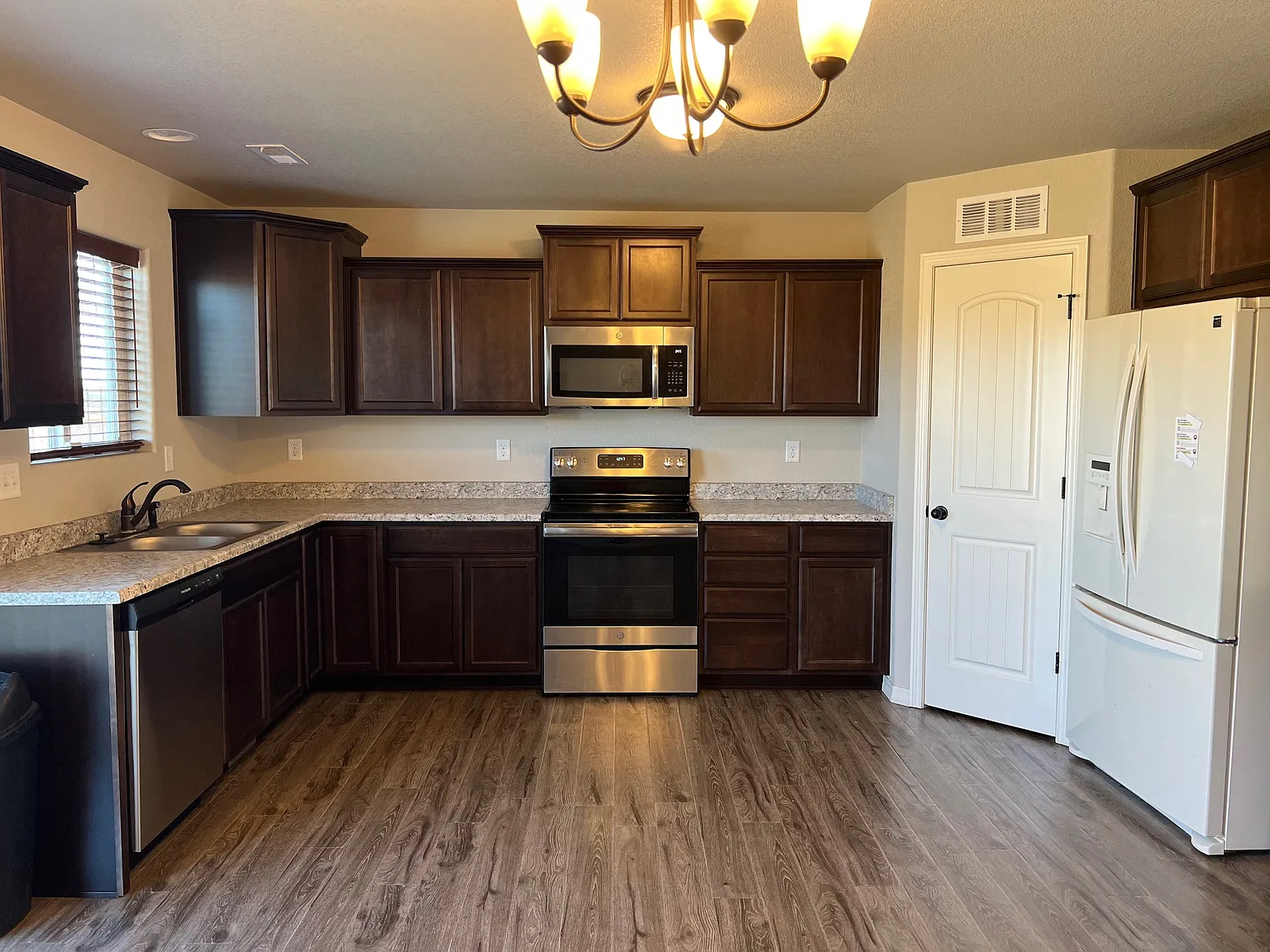 3 bed, 2.5 bath, 1681 sqft, $2,495 — Photo 2