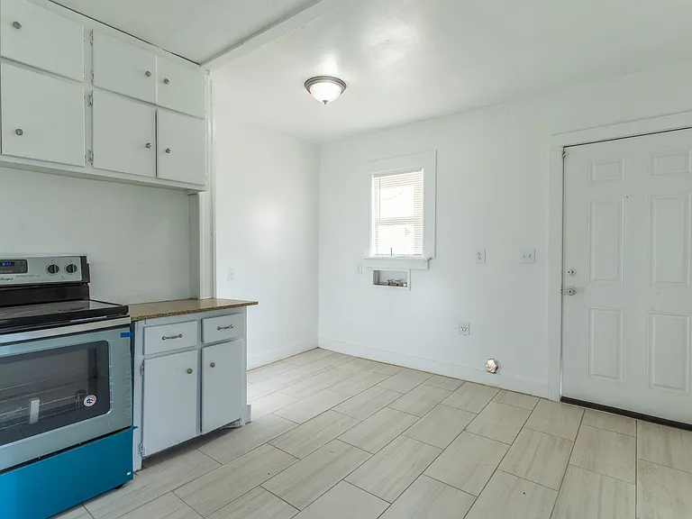 918 NE 6th St — Photo 8
