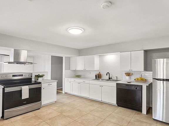 3rd image of 411 Blanco St
