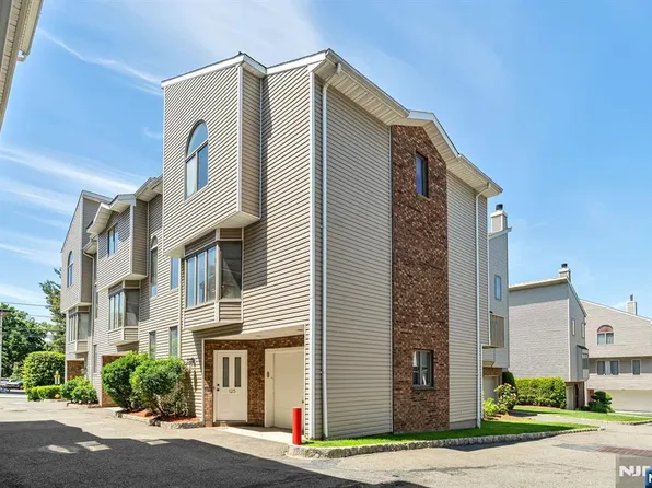 125 Roosevelt Pl, Palisades Park, NJ 07650