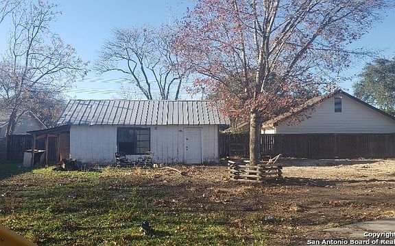 5th image of 2610 Woodbury Dr