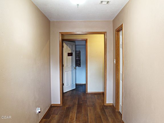 2nd image of 922 Canyon Dr