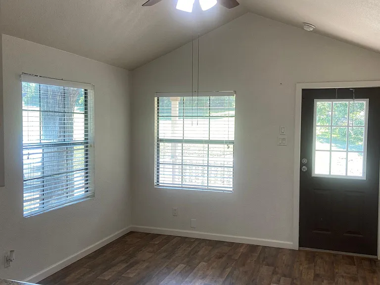 135 Edgehill Dr — Photo 3