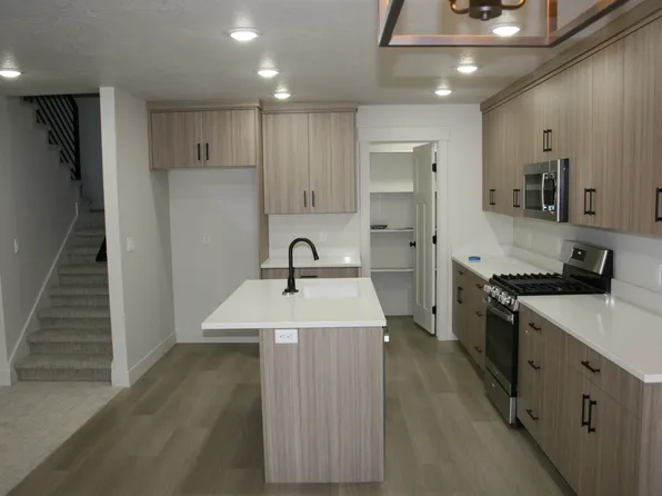 1348 S Mountain Rd E, Ogden, UT 84414