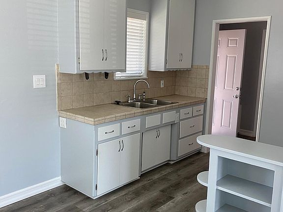5th image of 3301 Adriatic Ave