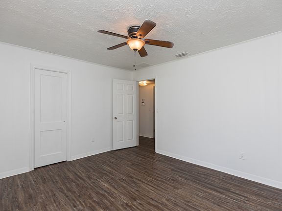 5th image of 912 Huron St