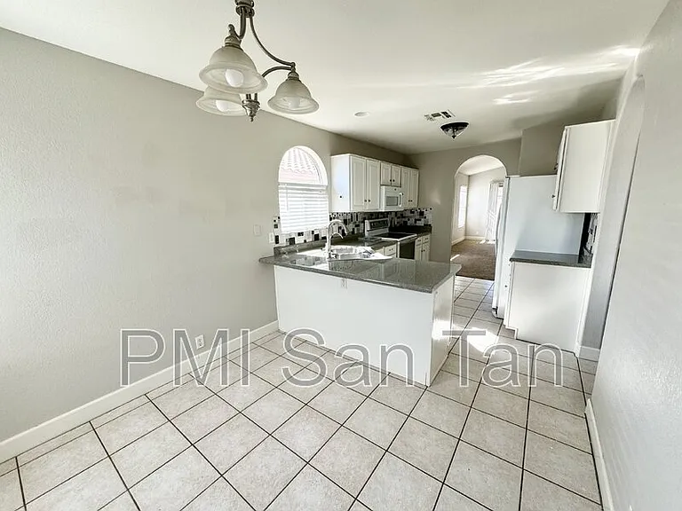 2530 E Jasper Dr — Photo 4