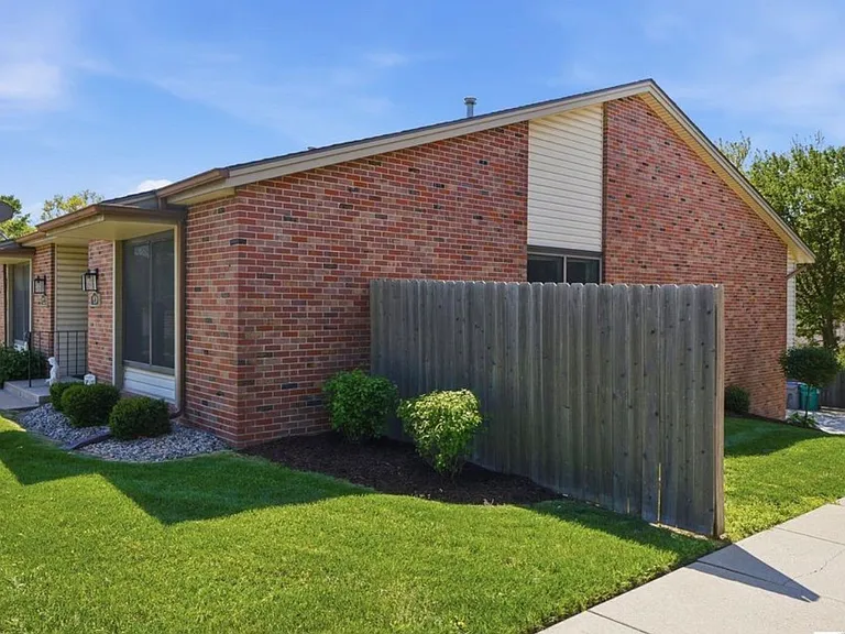 920 Carriage Way #12 — Photo 4