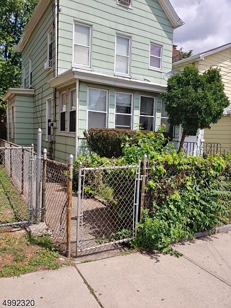 2nd image of 200 Autumn St