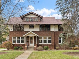 121 S Elmwood Dr, Aurora, IL 60506