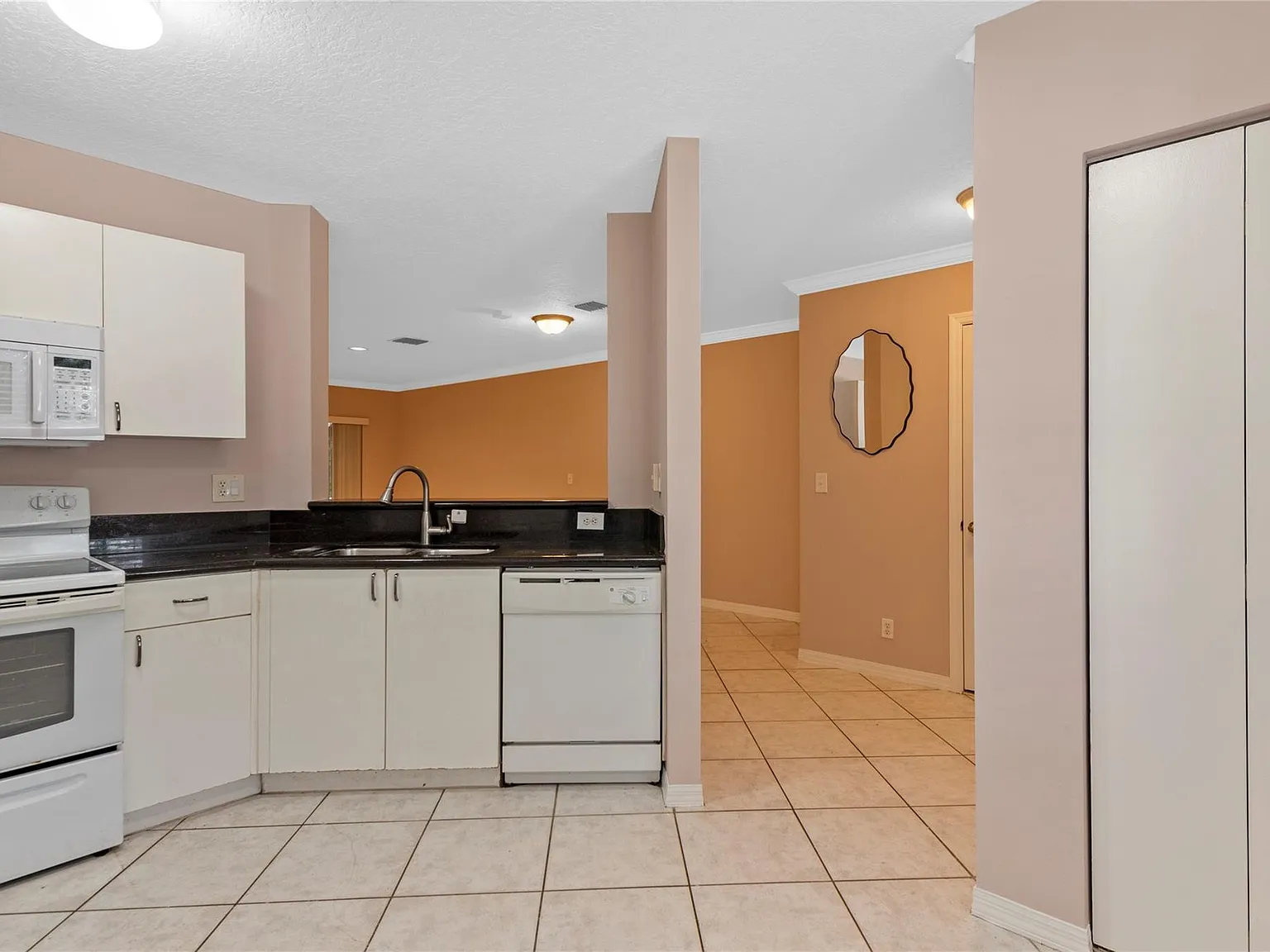 3 bed, 2.5 bath, 1337 sqft, $2,900 — Photo 3