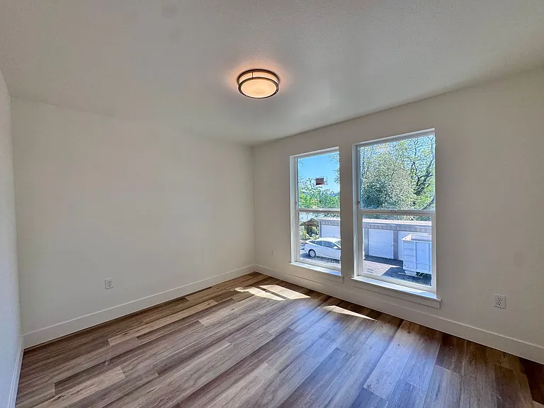 Brand New, Beautiful Townhomes! 2 & 3 Bedrm Units Available — Photo 19