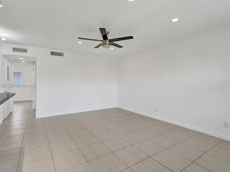 3050 NE 5th Ter #13 — Photo 5