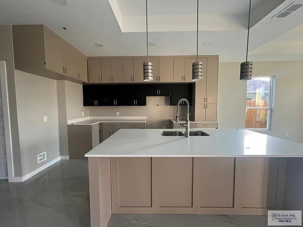3 bed, 2.5 bath, 1648 sqft, $2,300 — Photo 3
