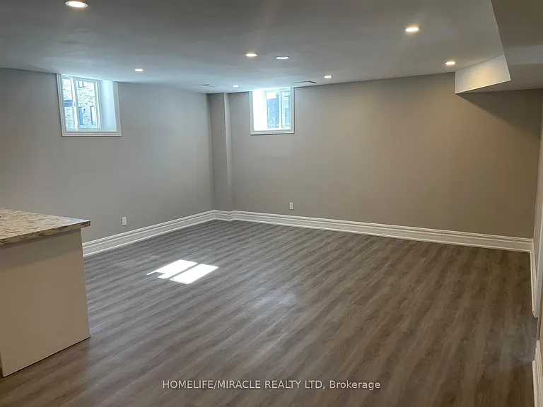 22 Boone Cres — Photo 2
