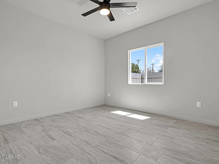 402 W Columbia St — Photo 12