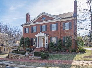 1935 Foxview Cir NW, Washington, DC 20007