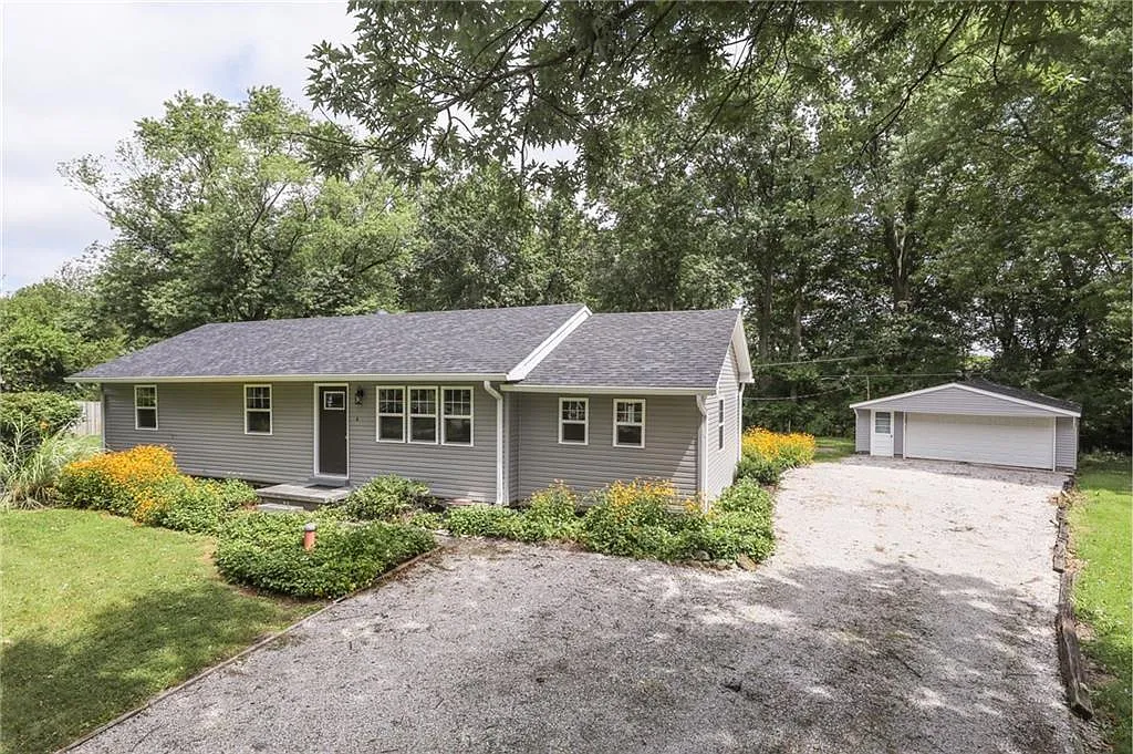 1847 New Haven Dr photo 1