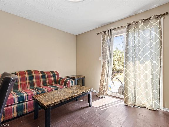 5th image of 23 Amherst Dr