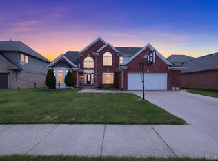48166 Ellington Dr, Macomb, MI 48044